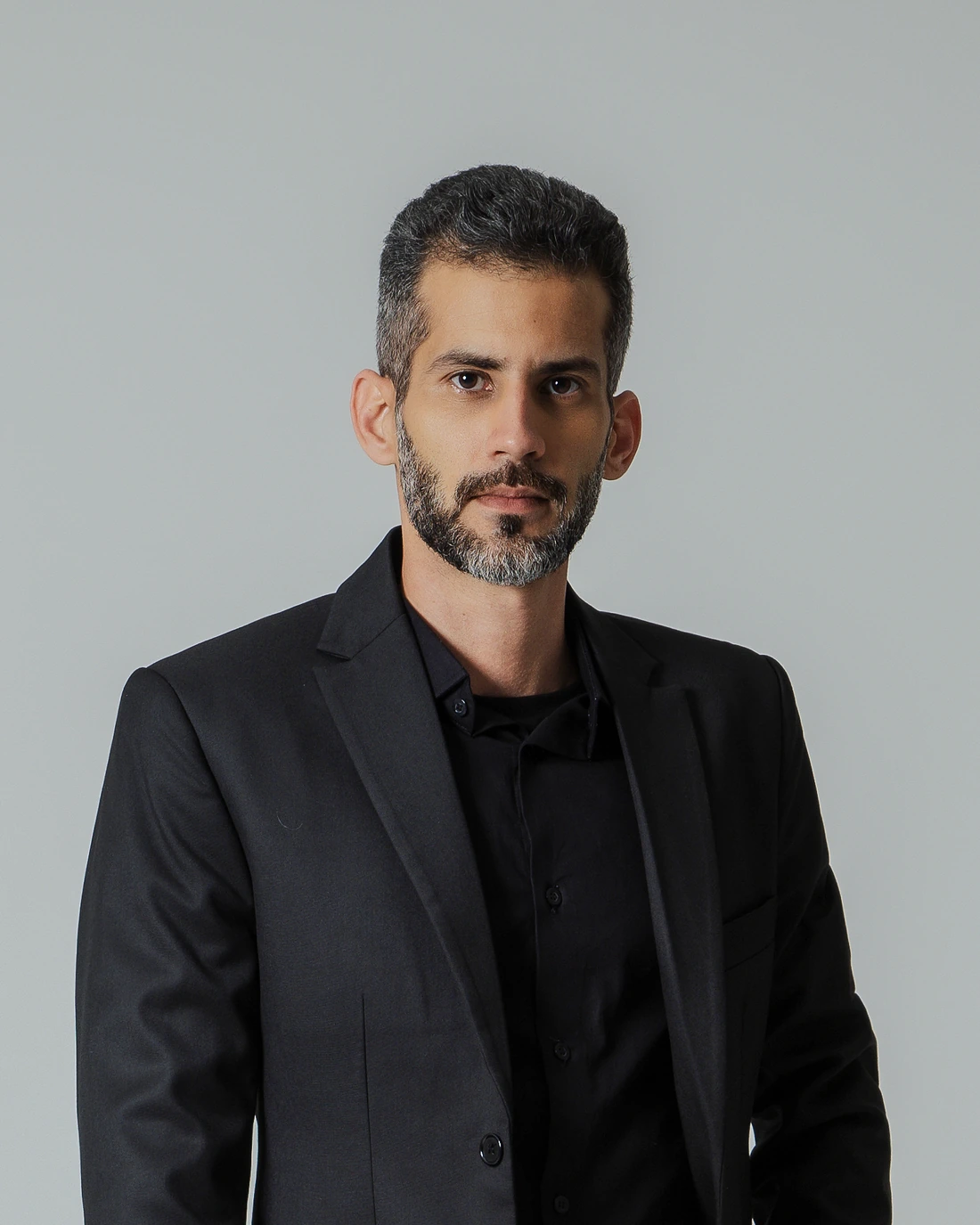 Retrato de Adonis Penalva, sócio do Studio Maio