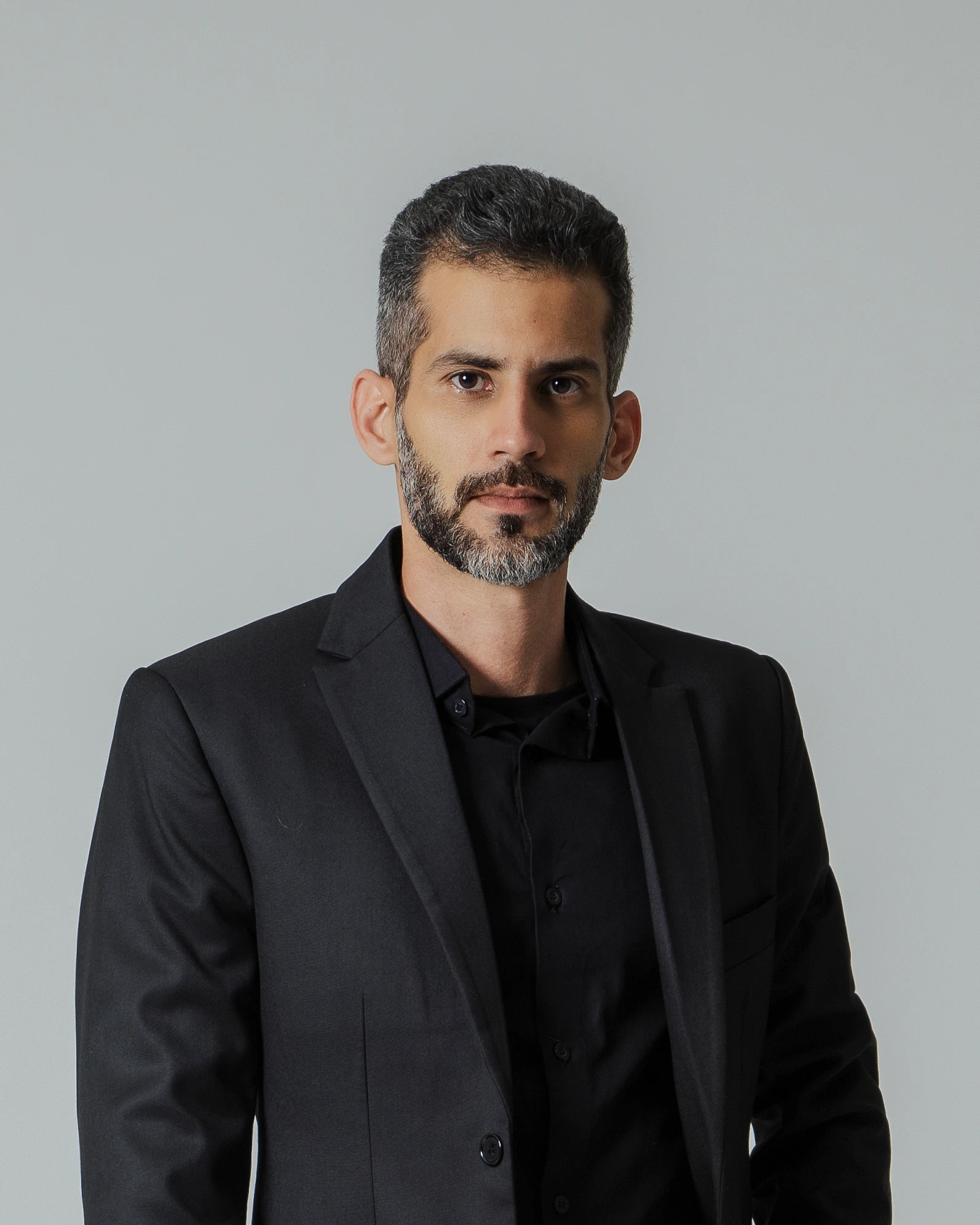 Retrato de Adonis Penalva, sócio do Studio Maio